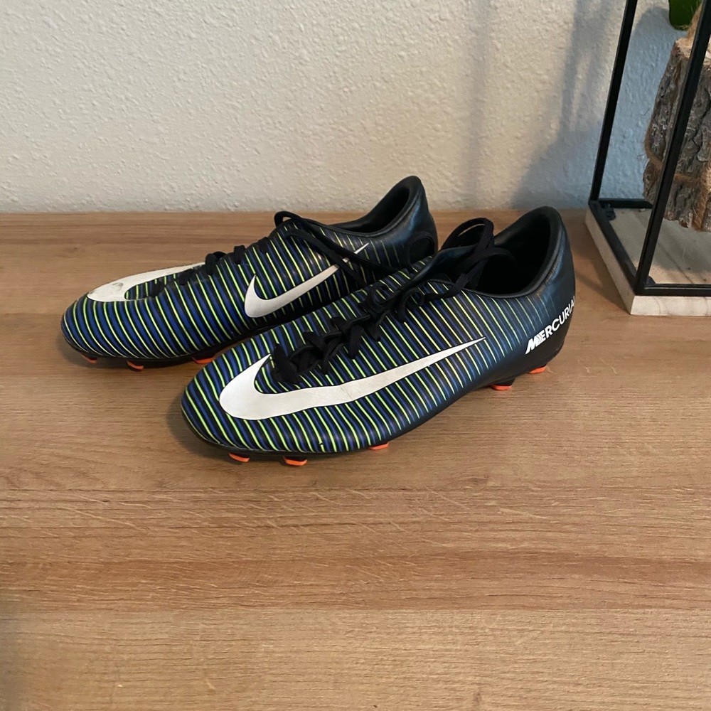 NIKE SOCCER CLEATS